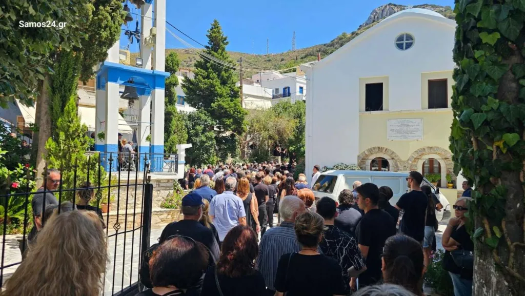 Φούρνοι: Με κόρνες πλοίων και πορτοκαλί καπνογόνα αποχαιρέτησαν τον δήμαρχο Δημήτρη Καρύδη