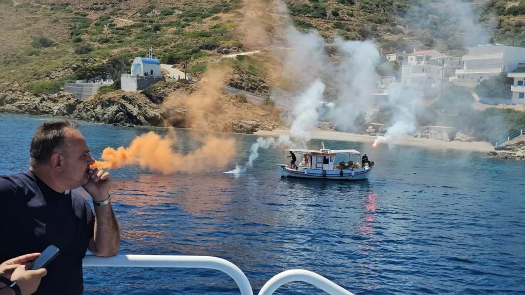 Φούρνοι: Με κόρνες πλοίων και πορτοκαλί καπνογόνα αποχαιρέτησαν τον δήμαρχο Δημήτρη Καρύδη