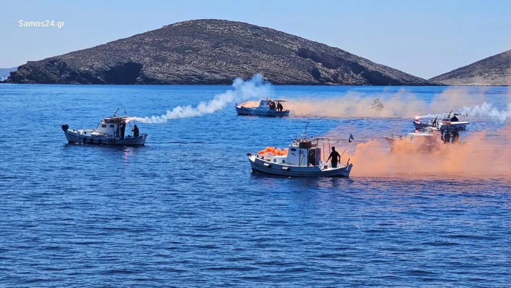 Φούρνοι: Με κόρνες πλοίων και πορτοκαλί καπνογόνα αποχαιρέτησαν τον δήμαρχο Δημήτρη Καρύδη