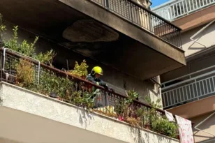 Θεσσαλονίκη: 52χρονη αρνούνταν να βγει από φλεγόμενο διαμέρισμα – Μπήκαν μέσα για να τη σώσουν