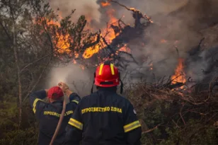 Φωτιά στη Σίβηρη Χαλκιδικής: Χωρίς ενιαίο μέτωπο, μάχη με διάσπαρτες εστίες - Σχεδόν 500 άνθρωποι μεταφέρθηκαν από τη θάλασσα