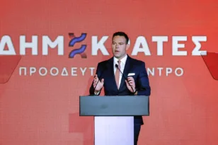 Με ποιο συγγενή του Ανδρέα Παπανδρέου έδωσε τα χέρια ο Στέφανος Κασσελάκης!