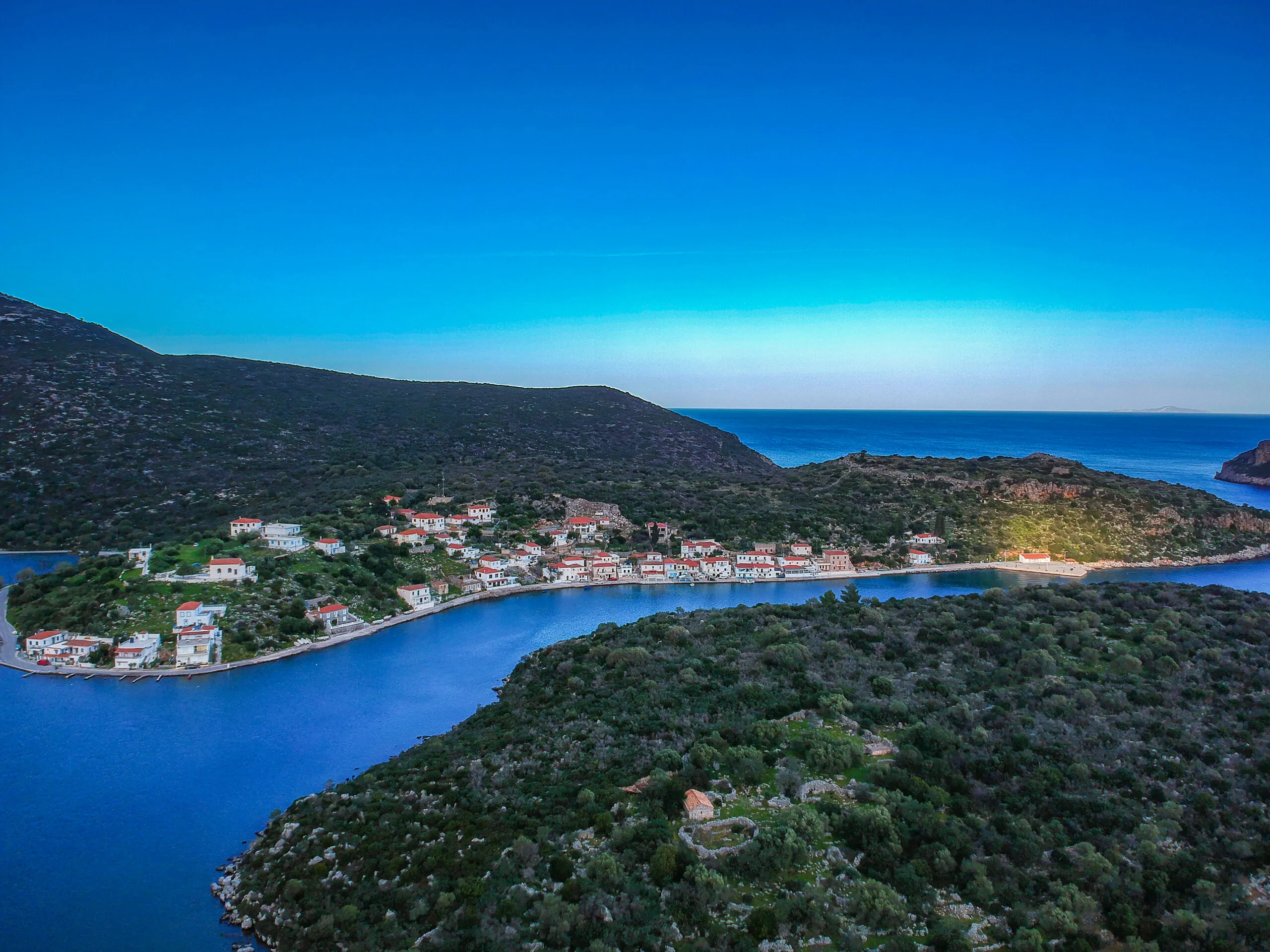 Χωρίς πλοίο, μακριά από τα συνηθισμένα: 6 στάσεις από το Λεωνίδιο στη Μονεμβασιά Αεροφωτογραφία του μακρόστενου όρμου και του παραθαλάσσιου οικισμού του Γέρακα Λακωνίας