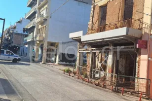 Κλειστή όλο το βράδυ η Γερμανού στην Πάτρα – Ανησυχία για τη στατικότητα του κτιρίου που πήρε φωτιά