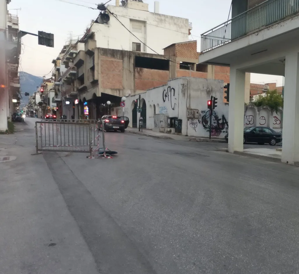 Η Άνω Πόλη περιμένει την απομάκρυνση του επικίνδυνου κτιρίου: Πότε θα πέσουν τα κάγκελα; Η Άνω Πόλη περιμένει την απομάκρυνση του επικίνδυνου κτιρίου: Πότε θα πέσουν τα κάγκελα;
