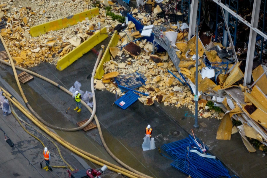 «Μυρίζει σαν πτώμα»: 39 εκατ. κιλά σάπιων τροφίμων έκαναν εφιάλτη μια γειτονιά του Λος Άντζελες Εργαζόμενοι καθαρισμού ανάμεσα στα συντρίμμια της κατεστραμμένης αποθήκης στο Boyle Heights