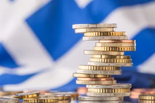 Ιδιωτικό χρέος: Ακατάσχετο 1.600 ευρώ, 72 δόσεις και προστασία κατοικίας – Οι 8 παρεμβάσεις