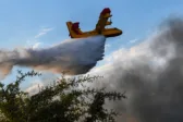 Πυροσβεστικά αεροσκάφη πραγματοποιούν ρίψεις νερού στη φωτιά στα Κοττέικα Ηλείας