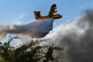 Φωτιά τώρα στα Κοττέικα Ηλείας: Στη μάχη 6 αεροσκάφη και ένα ελικόπτερο