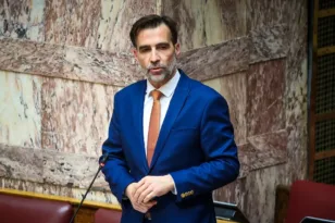 «Μου πήρε το γραφείο στη Βουλή και όταν ρώτησα πού θα κάθομαι μου είπε στις σκάλες», Χουρδάκης για Κωνσταντοπούλου