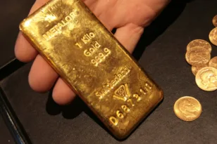 Γαλλία: Ένα τηλεφώνημα, ένας δήθεν κούριερ και λεία 1,1 εκατ. ευρώ – Η απάτη που άδειασε το χρηματοκιβώτιο
