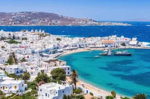 Πρώτα έκλεψε και μετά έκρυψε στα βράχια της Μυκόνου τσάντα Hermès και Rolex αξίας 75.000 ευρώ