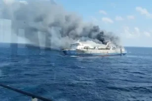 Ινδονησία: Πέντε νεκροί και 41 αγνοούμενοι από φωτιά σε φέρι