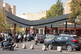 Ιράν: Ουρές για καύσιμα μετά τις νέες κυρώσεις – Η Κίνα προειδοποιεί τις ΗΠΑ