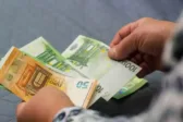 Χαρτονομίσματα ευρώ και συνταξιοδοτικά έγγραφα για τον υπολογισμό του φόρου σε εφάπαξ και επαγγελματικές συντάξεις
