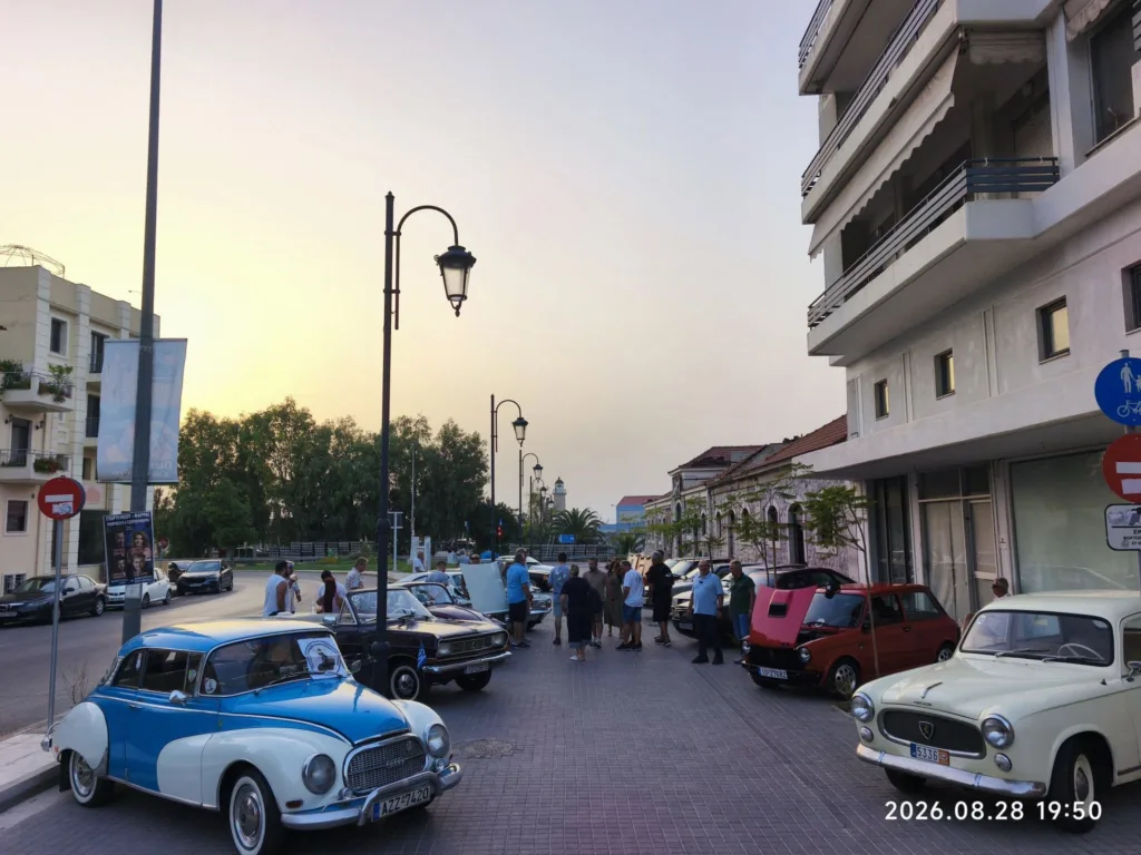 Πάτρα: Η ιστορία βγήκε στην Τριών Ναυάρχων – Κλασικά αυτοκίνητα κάτω από την πανσέληνο ΦΩΤΟ Πάτρα: Η ιστορία βγήκε στην Τριών Ναυάρχων – Κλασικά αυτοκίνητα κάτω από την πανσέληνο ΦΩΤΟ