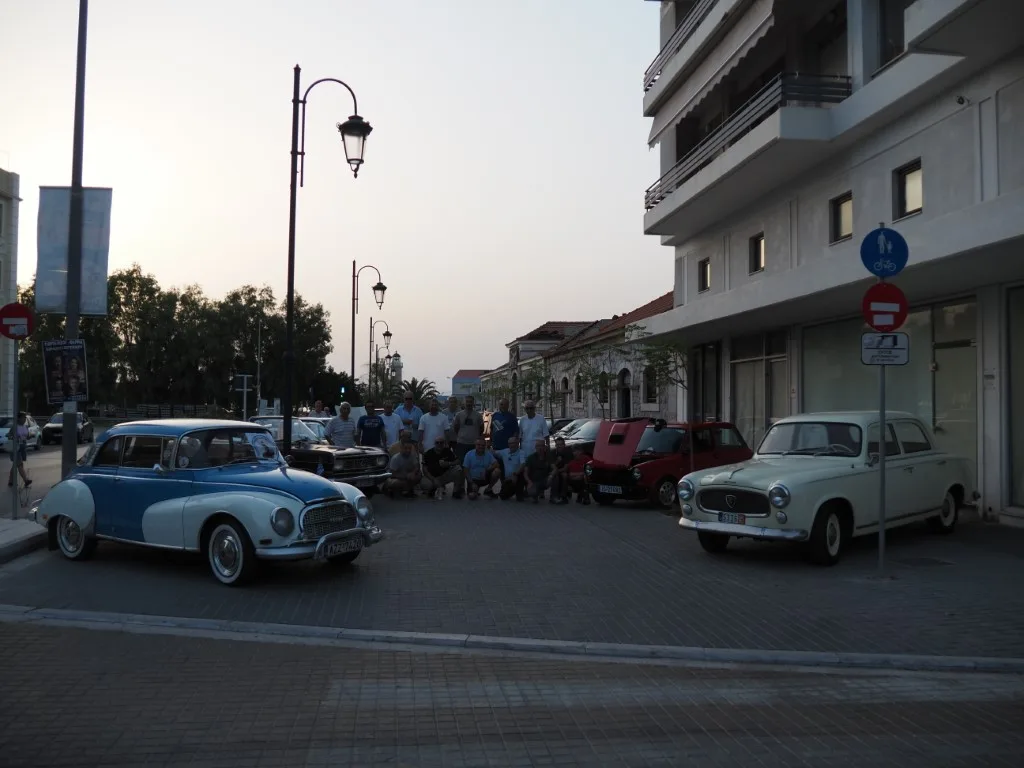 Πάτρα: Η ιστορία βγήκε στην Τριών Ναυάρχων – Κλασικά αυτοκίνητα κάτω από την πανσέληνο ΦΩΤΟ