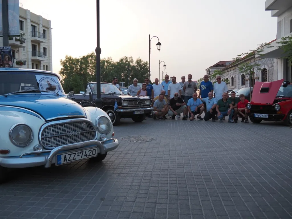 Πάτρα: Η ιστορία βγήκε στην Τριών Ναυάρχων – Κλασικά αυτοκίνητα κάτω από την πανσέληνο ΦΩΤΟ