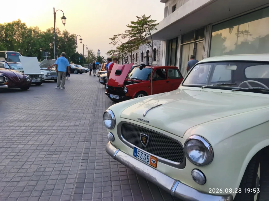 Πάτρα: Η ιστορία βγήκε στην Τριών Ναυάρχων – Κλασικά αυτοκίνητα κάτω από την πανσέληνο ΦΩΤΟ