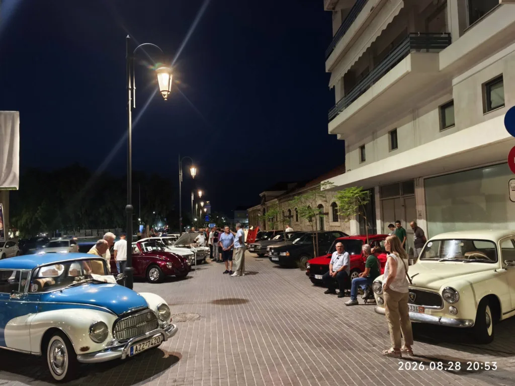 Πάτρα: Η ιστορία βγήκε στην Τριών Ναυάρχων – Κλασικά αυτοκίνητα κάτω από την πανσέληνο ΦΩΤΟ