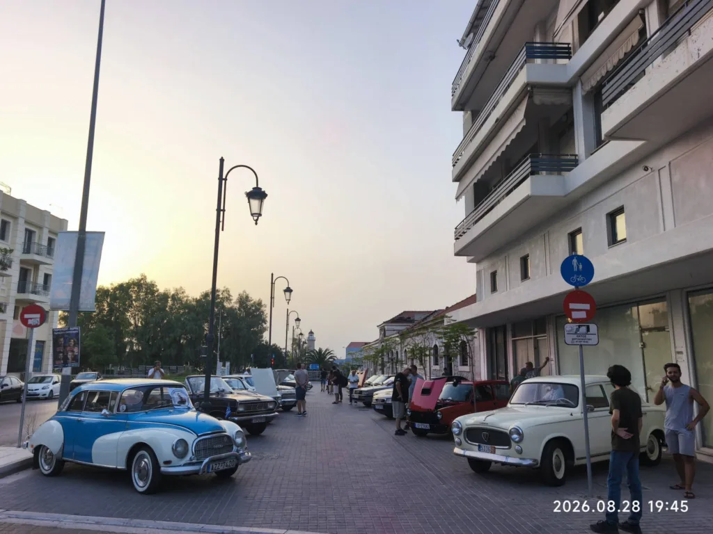 Πάτρα: Η ιστορία βγήκε στην Τριών Ναυάρχων – Κλασικά αυτοκίνητα κάτω από την πανσέληνο ΦΩΤΟ Πάτρα: Η ιστορία βγήκε στην Τριών Ναυάρχων – Κλασικά αυτοκίνητα κάτω από την πανσέληνο ΦΩΤΟ