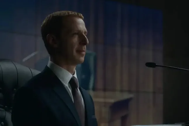 Ο Jeremy Strong ως Mark Zuckerberg στο The Social Reckoning