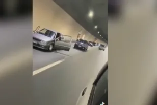 Αυτοκίνητο με ανοιχτές πόρτες κινείται μέσα σε σήραγγα της Κακιάς Σκάλας