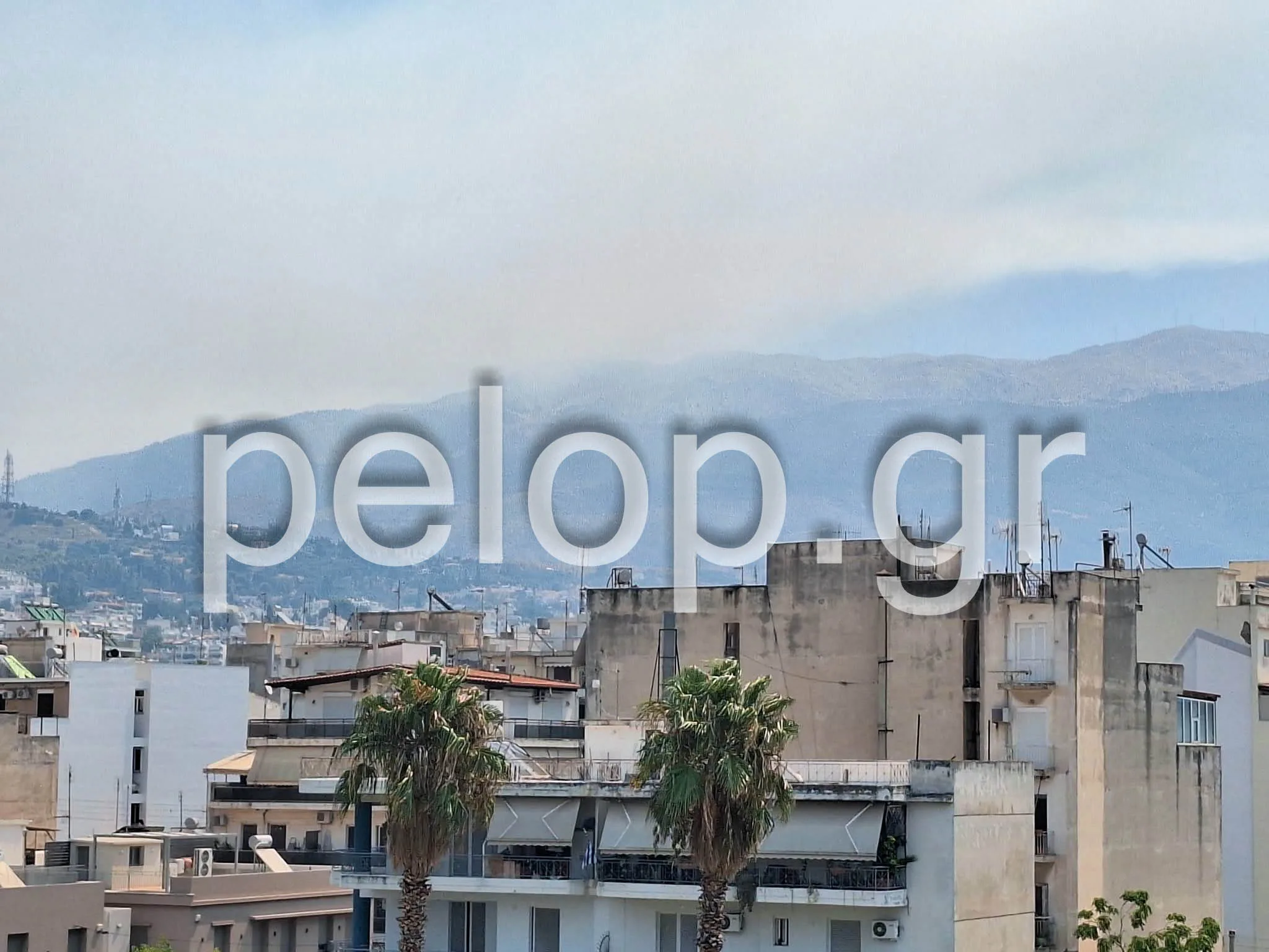 Πάτρα: Στάχτες πέφτουν στην πόλη – Ο καπνός της Αιγιάλειας έκρυψε τον ορίζοντα ΦΩΤΟ