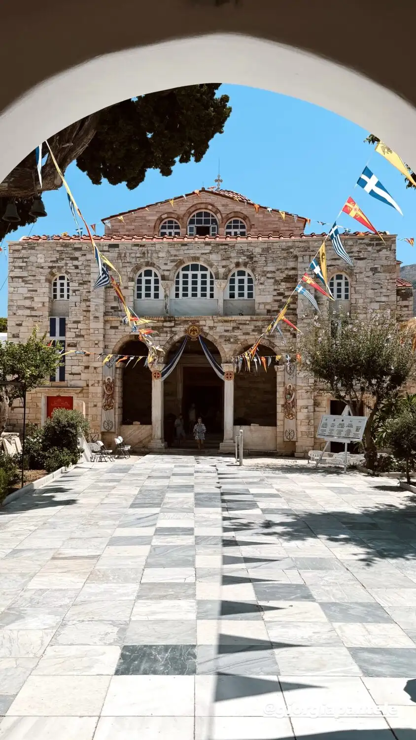 Στην Εκατονταπυλιανή της Πάρου η Κατερίνα Καινούργιου – Εκεί όπου είχε κάνει τάμα να γίνει μητέρα Στην Εκατονταπυλιανή της Πάρου η Κατερίνα Καινούργιου – Εκεί όπου είχε κάνει τάμα να γίνει μητέρα