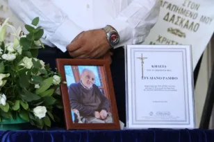 Στέλιος Ράμφος: Συγκίνηση στο τελευταίο «αντίο» – Πλήθος κόσμου στο Χαλάνδρι