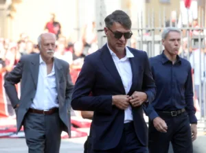 Ράγισαν και οι πέτρες στην κηδεία του Φράνκο Μπαρέζι, χιλιάδες στο τελευταίο αντίο στον μεγάλο αρχηγό της Μίλαν Ράγισαν και οι πέτρες στην κηδεία του Φράνκο Μπαρέζι, χιλιάδες στο τελευταίο αντίο στον μεγάλο αρχηγό της Μίλαν