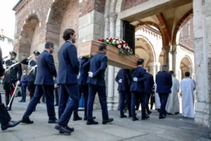 Ράγισαν και οι πέτρες στην κηδεία του Φράνκο Μπαρέζι, χιλιάδες στο τελευταίο αντίο στον μεγάλο αρχηγό της Μίλαν