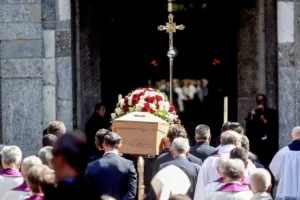 Ράγισαν και οι πέτρες στην κηδεία του Φράνκο Μπαρέζι, χιλιάδες στο τελευταίο αντίο στον μεγάλο αρχηγό της Μίλαν