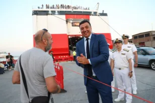 Στο λιμάνι του Πειραιά ο Βασίλης Κικίλιας: «Η τουριστική περίοδος συνεχίζεται»