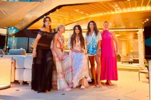 Κίμπερλι Γκιλφόιλ: Οργώνει το Ιόνιο με τη Lamborghini των θαλασσών!