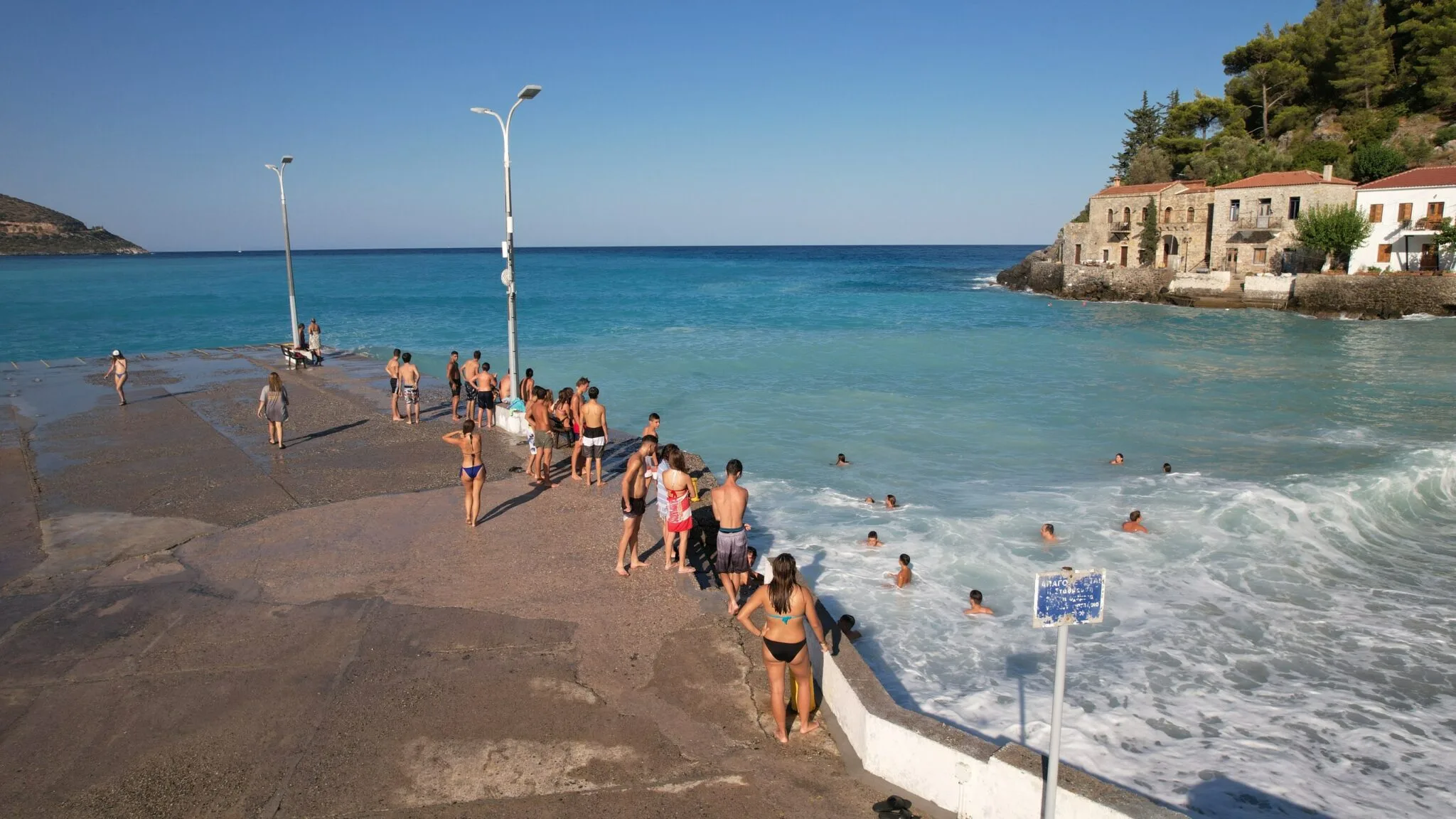Χωρίς πλοίο, μακριά από τα συνηθισμένα: 6 στάσεις από το Λεωνίδιο στη Μονεμβασιά Λουόμενοι στη θάλασσα του Κυπαρισσιού Λακωνίας, με πέτρινα παραθαλάσσια σπίτια δίπλα στο νερό