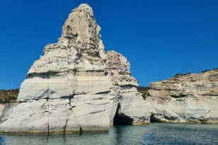 Μήλος: Τραυματισμός τουρίστριας στο Κλέφτικο από αποκόλληση βράχων