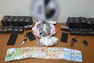 Ηράκλειο: Τους έπιασαν την ώρα που παρέδιδαν την τσάντα – 1,7 κιλά κοκαΐνης και χιλιάδες αναβολικά
