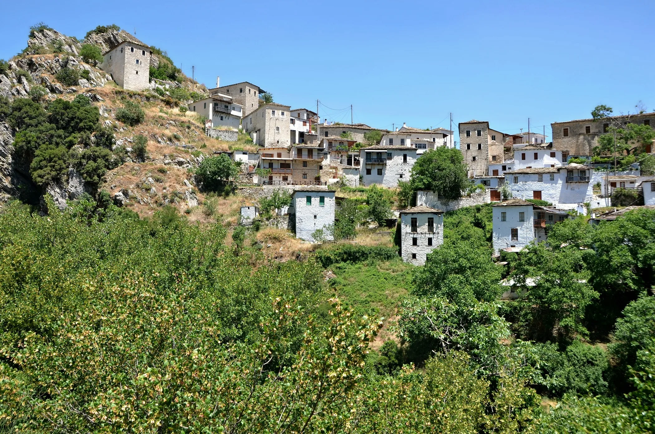 Το road trip της Πελοποννήσου που χωρά θάλασσα, καταρράκτες και λευκά χωριά σε ένα Σαββατοκύριακο Πανοραμική άποψη της Καστάνιτσας στις πλαγιές του Πάρνωνα.