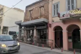 Η Άνω Πόλη περιμένει την απομάκρυνση του επικίνδυνου κτιρίου: Πότε θα πέσουν τα κάγκελα;