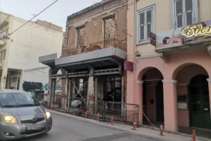 Η Άνω Πόλη περιμένει την απομάκρυνση του επικίνδυνου κτιρίου: Πότε θα πέσουν τα κάγκελα;
