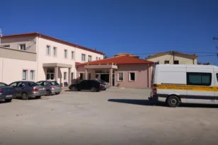 Σκιάθος: 39χρονη Βρετανίδα κατανάλωσε αλκοόλ με την ανήλικη κόρη της και προκάλεσε επεισόδιο στο Κέντρο Υγείας