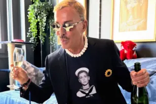 Ο Λάκης Γαβαλάς έγινε 74 και το γιόρτασε όπως μόνο εκείνος ξέρει