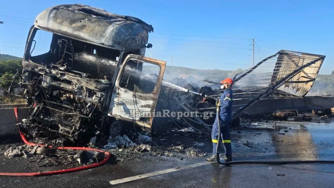 Αθηνών–Λαμίας: Νεκρός οδηγός σε σύγκρουση δύο φορτηγών – Το ένα τυλίχθηκε στις φλόγες ΦΩΤΟ