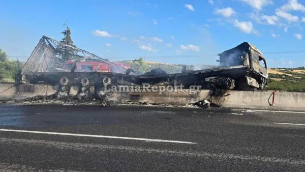 Αθηνών–Λαμίας: Νεκρός οδηγός σε σύγκρουση δύο φορτηγών – Το ένα τυλίχθηκε στις φλόγες ΦΩΤΟ