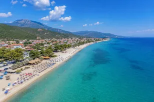 Δεν έκλεισες ακόμα διακοπές; 5 μέρη δίπλα στη θάλασσα όπου αξίζει να ψάξεις δωμάτιο τώρα