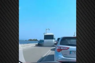 Λευκάδα: Τουριστικό λεωφορείο έκανε επικίνδυνη προσπέραση πάνω στη γέφυρα 