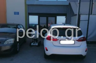 Πάτρα: Πήγε στο ΚΕΠ με αμαξίδιο και δεν μπορούσε να μπει – Αυτοκίνητα είχαν κλείσει τη ράμπα ΦΩΤΟ