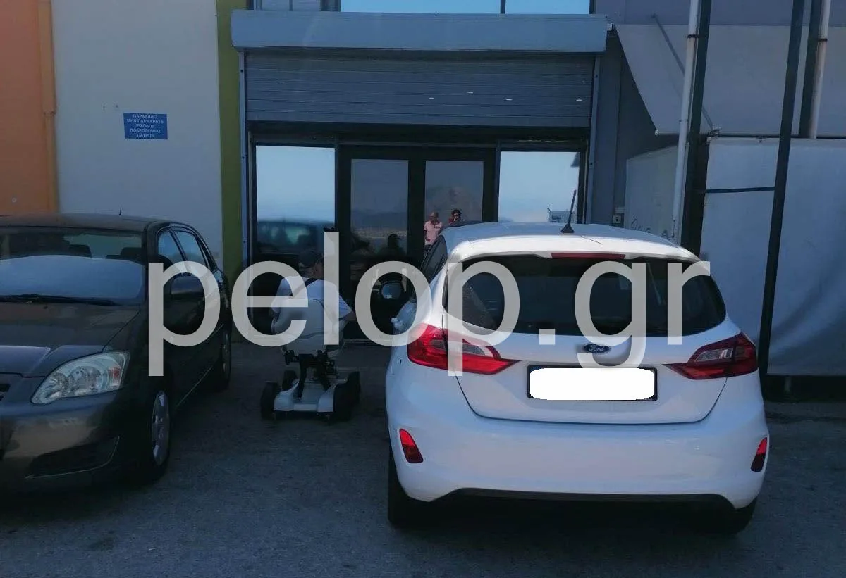 Πάτρα: Πήγε στο ΚΕΠ με αμαξίδιο και δεν μπορούσε να μπει - Αυτοκίνητα είχαν κλείσει τη ράμπα ΦΩΤΟ Πάτρα: Πήγε στο ΚΕΠ με αμαξίδιο και δεν μπορούσε να μπει - Αυτοκίνητα είχαν κλείσει τη ράμπα ΦΩΤΟ