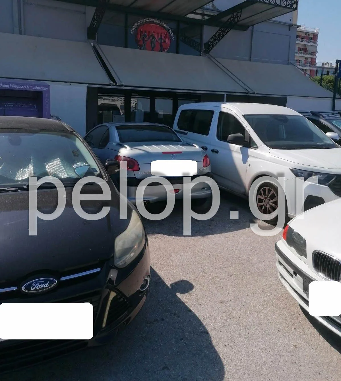 Πάτρα: Πήγε στο ΚΕΠ με αμαξίδιο και δεν μπορούσε να μπει - Αυτοκίνητα είχαν κλείσει τη ράμπα ΦΩΤΟ Πάτρα: Πήγε στο ΚΕΠ με αμαξίδιο και δεν μπορούσε να μπει - Αυτοκίνητα είχαν κλείσει τη ράμπα ΦΩΤΟ